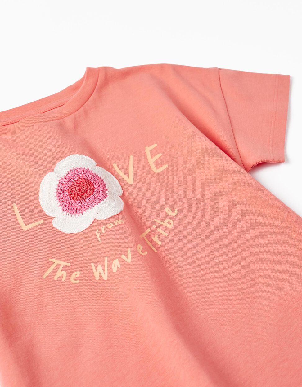 Camiseta con flor bordada Love